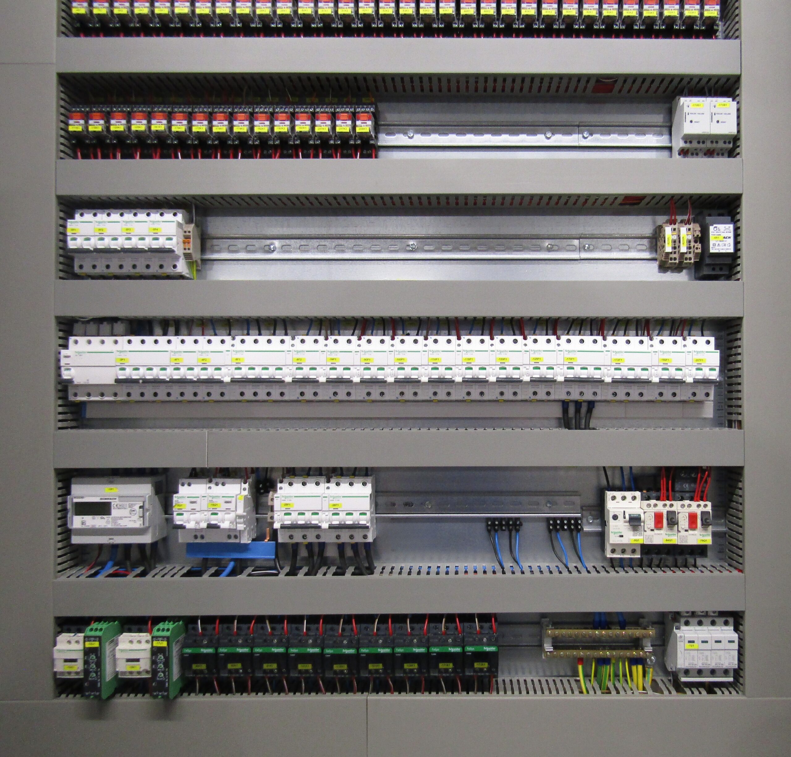 Nahaufnahme des Innenlebens einer Schaltanlage.